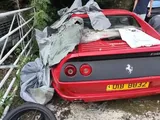 Nella vecchia tenuta abbandonata emergono dei gioielli: anche una Ferrari