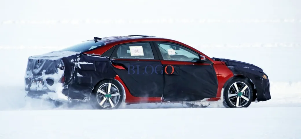 Hyundai Elantra: foto spia della nuova generazione