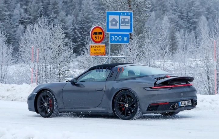Porsche 911 (992) Targa: le foto spia