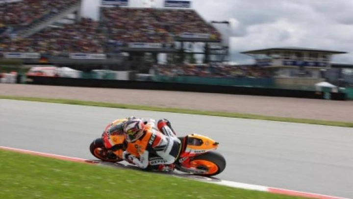 MotoGP: Pedrosa punta alla vittoria a Donington, Dovizioso carico