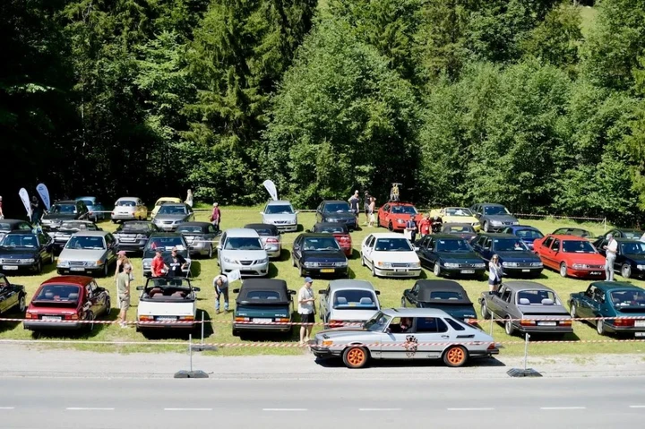 Il marchio è morto da tempo, la passione no: raduno con centinaia di auto