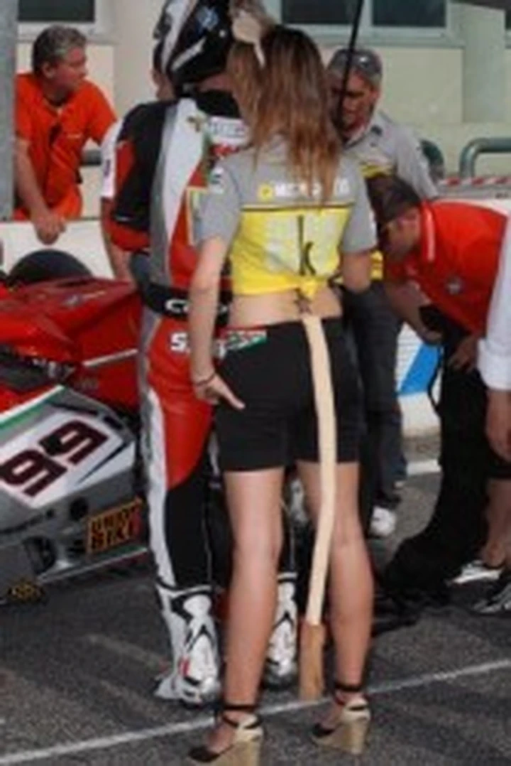 Foto del giorno: donne con la coda...