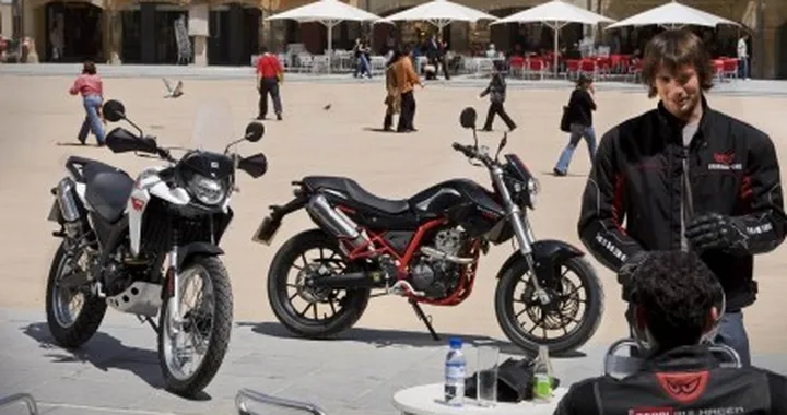 Derbi presenta la Mulhacén Café 125 e la Terra Adventure 125