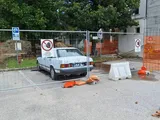 Mercedes abbandonata da due anni davanti all’ospedale: il cantiere ci lavora attorno
