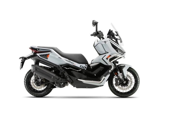 Zontes ZT368-G 2026: cruise control e consumi da 3,5 l/100 km