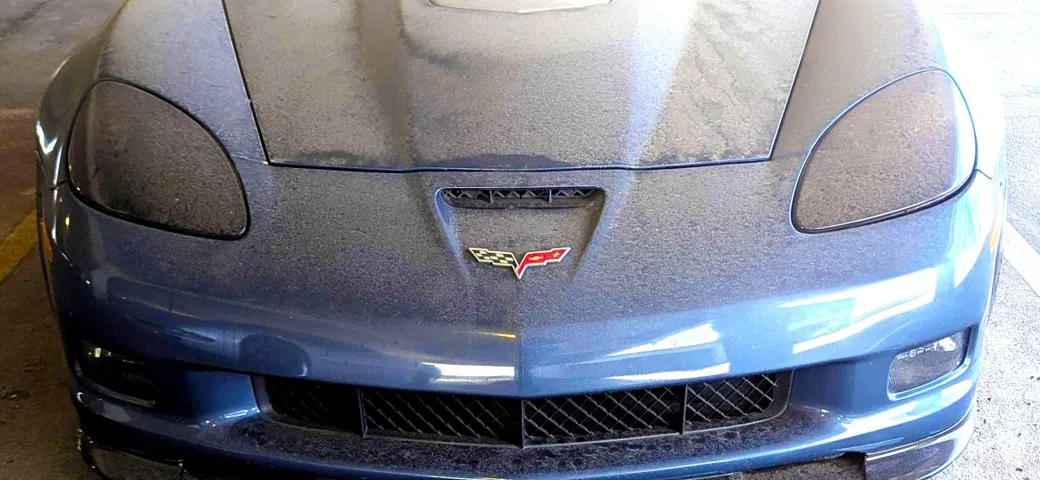 Il mistero di una Corvette ZR1 abbandonata: coperta di polvere in un parcheggio