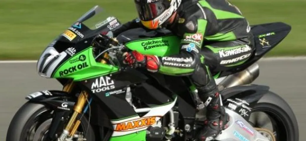 Simon Andrews torna in BSB con Kawasaki e debutta al Tourist Trophy con BMW
