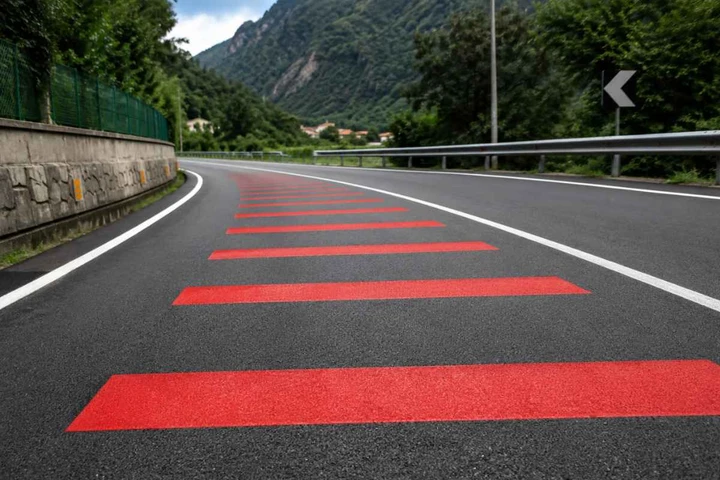 Striscia rossa in mezzo alla strada, attenzione: ecco cosa significa