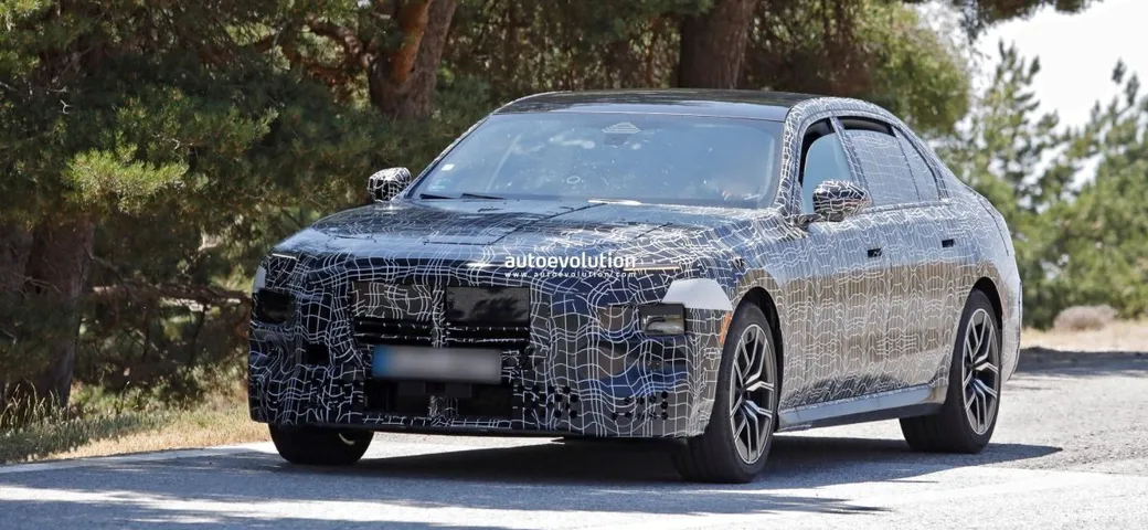 BMW Serie 7, la nuova generazione già su strada: foto spia