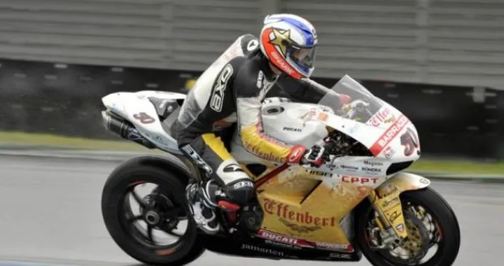 SBK, Assen: la "prima" di Guintoli nel diluvio di Gara1