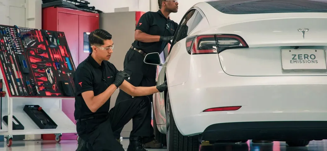 I proprietari di auto elettriche pagano di più e aspettano di più per le riparazioni rispetto ai proprietari di auto endotermiche