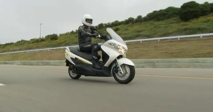 Hydrogen-powered Burgman scooter