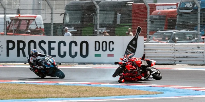Incidente in Superpole Race a Misano: Bassani e Bulega fuori gara
