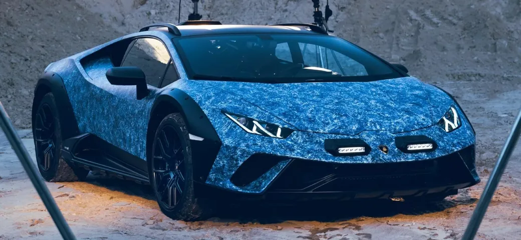 Lamborghini Huracán Sterrato Opera Unica: una one-off con una vernice blu cristallo dipinta a mano