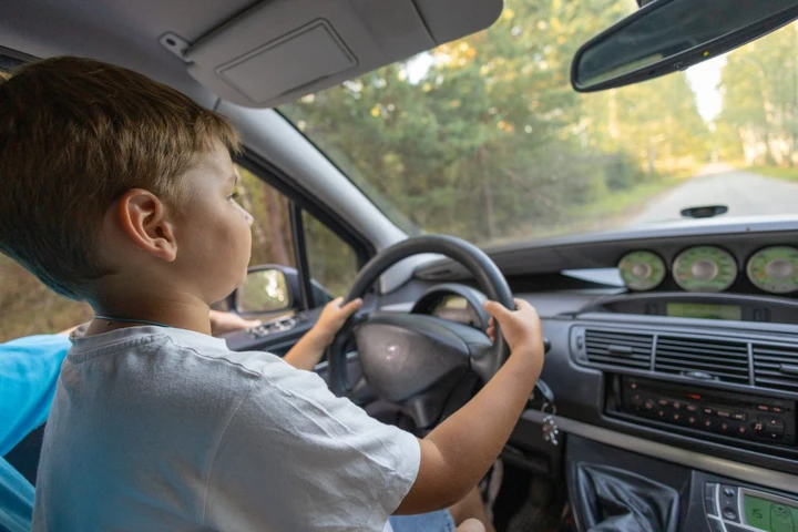 Bambino di 7 anni ruba il SUV dei genitori per andare al McDonald's