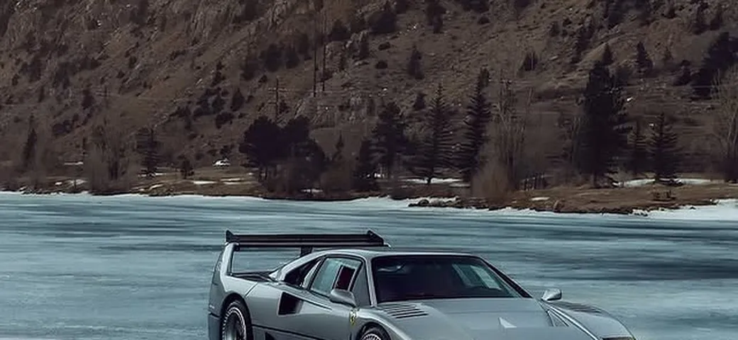 Ferrari F40 sfida la natura, la danza sul lago ghiacciato è puro spettacolo