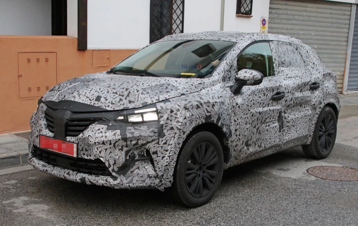 Renault Captur: foto spia su strada della nuova generazione