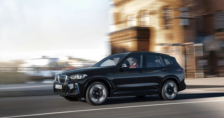 BMW iX3: ecco il restyling della SUV media elettrica