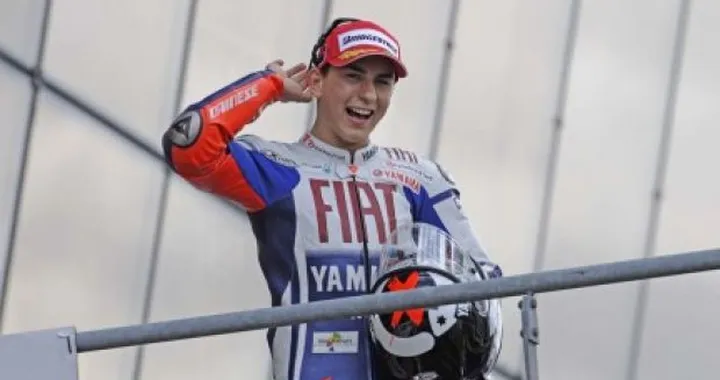 Le Mans rocambolesca: super Lorenzo. Rossi ko! Mondiale infuocato!