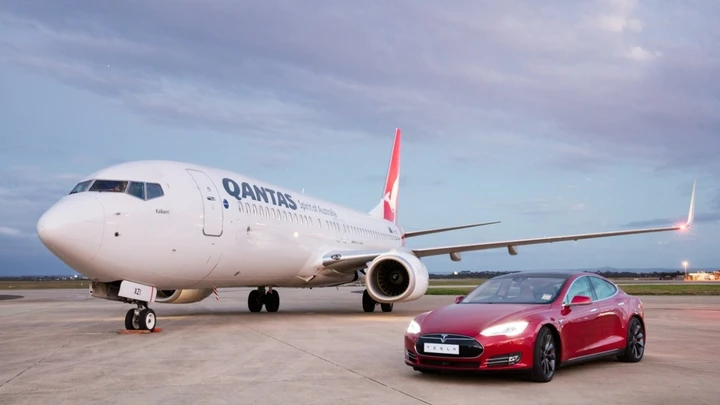 La Tesla Model S sfida un Boeing 737