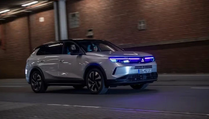Opel Grandland, luce e IA per comunicare in guida autonoma SAE 3