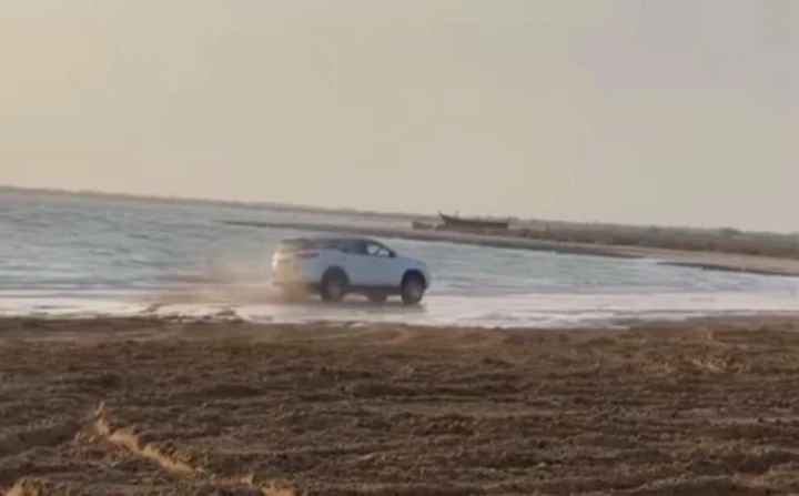 Toyota Fortuner: finiscono male le acrobazie in spiaggia [Video]