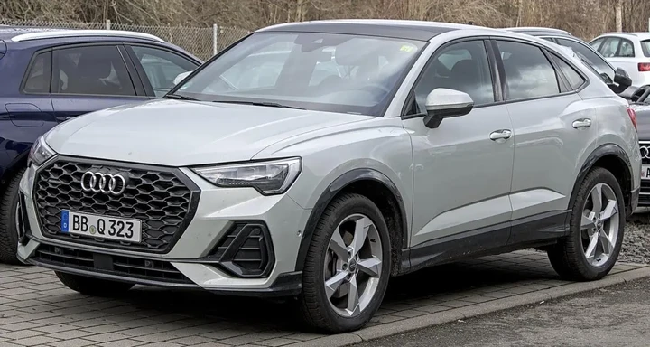 Corre troppo veloce con l'Audi della mamma: neopatentato finisce male