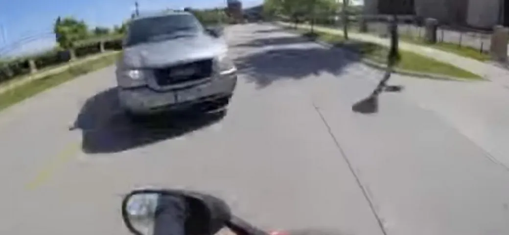 Auto taglia la strada ad una moto ed è incidente [Video]