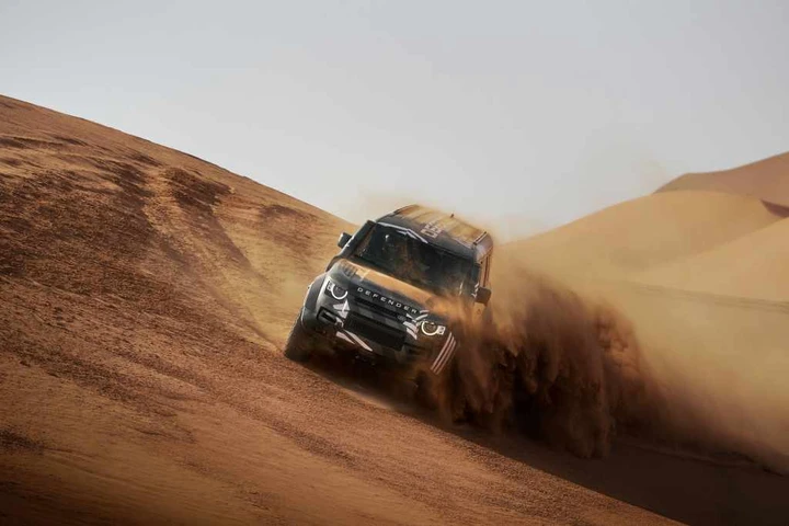 Sara Price si unisce a Defender per la Dakar 2026