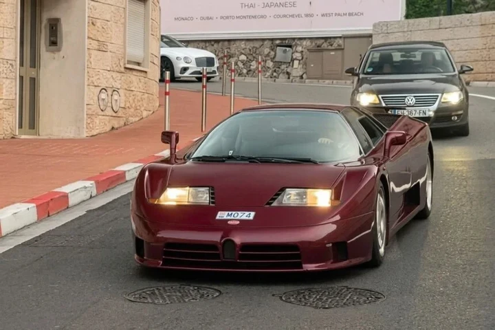 Fernando Alonso sceglie un'icona degli anni '90: avvistato con una Bugatti EB110