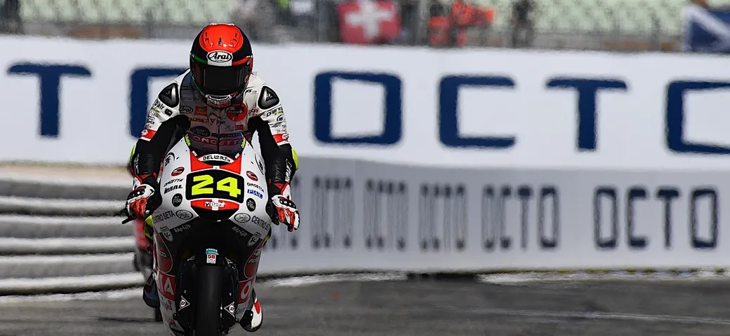 Moto3-crash, Suzuki “brucia” in volata McPhee e Arbolino. Dalla Porta penalizzato, Canet out.