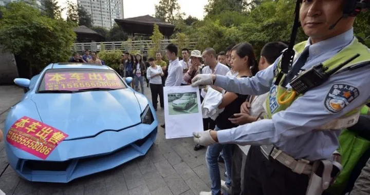 Trasforma una Hyundai in Lamborghini Aventador. Poi cerca di venderla...