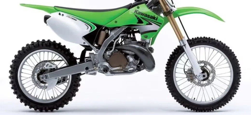 Kawasaki riporta in vita il motore 2T: un teaser che accende la passione