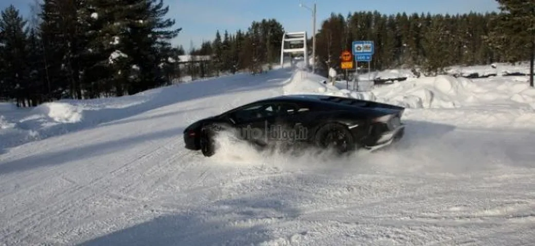 Lamborghini Aventador: un incidente sulla neve