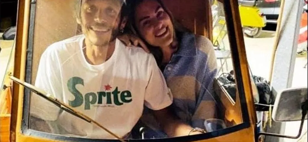 Valentino Rossi torna ai vecchi tempi: in giro per Tavullia con l'Ape, insieme alla fidanzata