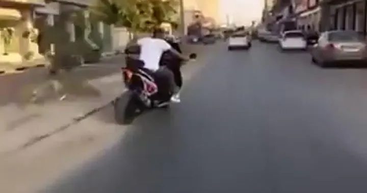 Drifting folle su strade urbane con uno scooterone