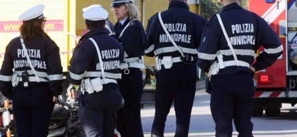 L'auto è in divieto di sosta? La segnalazione ai vigili di Roma arriva via Twitter