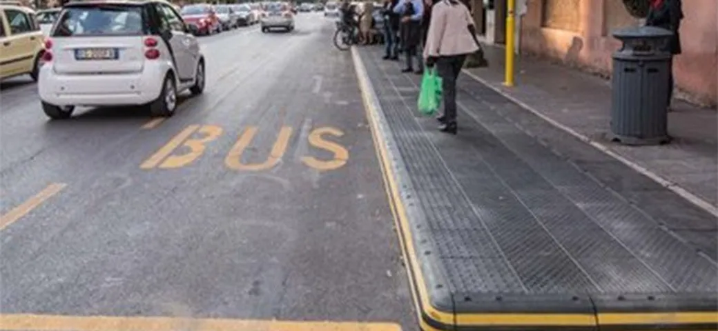 Roma: arriva la pedana alla fermata dell'autobus