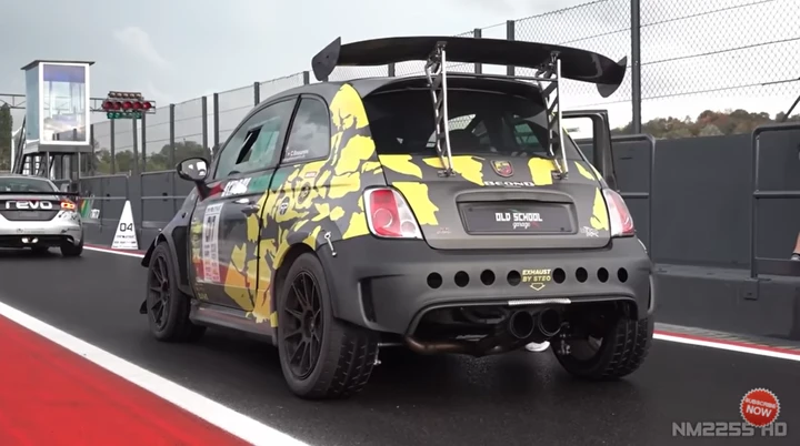 L'Abarth 695 Biposto da 450 cavalli si scatena in pista [Video]