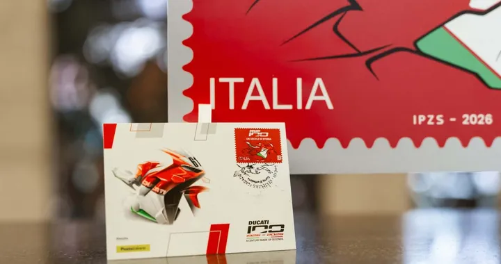 Ducati, l'eccellenza corre sulla carta: svelato il francobollo dei 100 anni