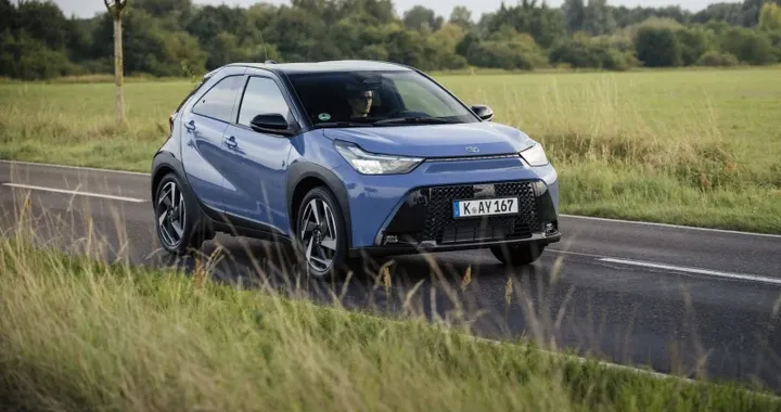 Toyota Aygo X, la piccola giapponese ora è anche Full Hybrid