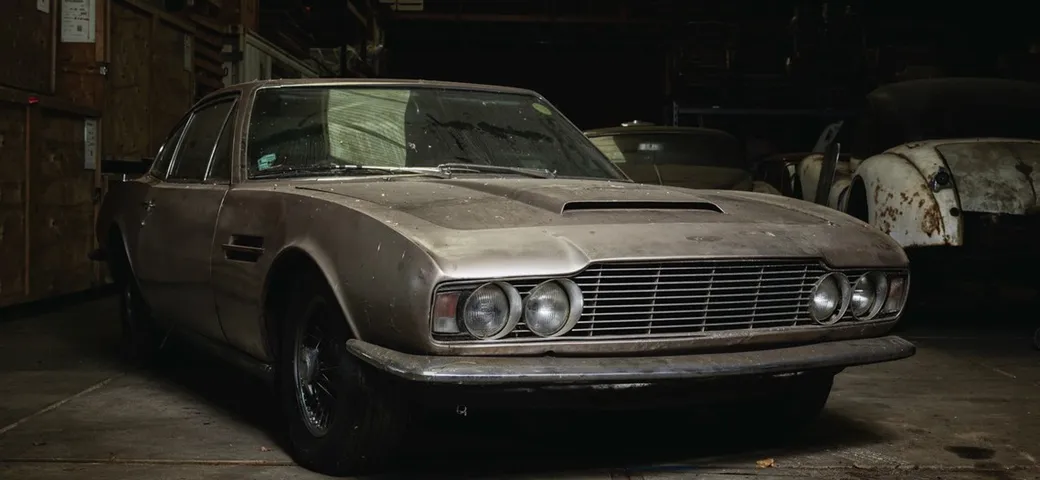 Un'Aston Martin DBS è stata ritrovata in un fienile