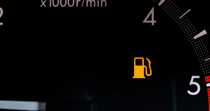 Spia della benzina accesa, quanti km puoi fare davvero prima di restare a piedi?