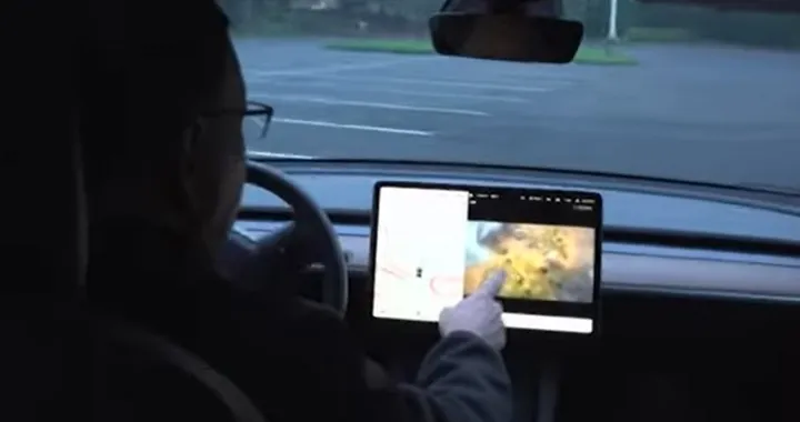 Tesla Arcade: ora si può giocare ad auto in movimento ed è un problema