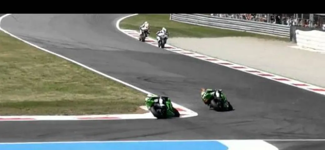 WSBK, Monza: la sequenza della caduta al via di gara 2