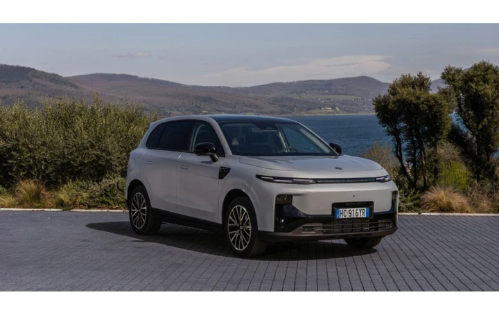 Leapmotor B10 con tecnologia REEV Hybrid: autonomia di 900 km