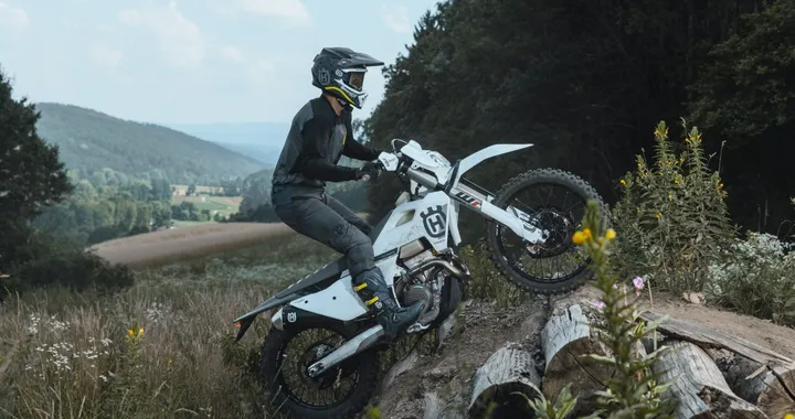 Husqvarna Enduro Pro 2025: in arrivo la TE 300 Pro e FE 350 Pro
