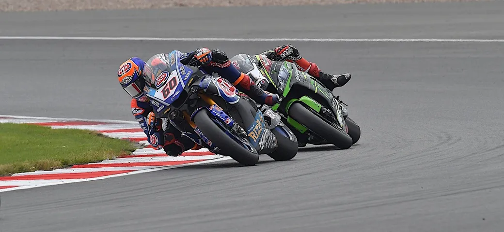 SBK Donington, pagelle. Aria nuova con la doppietta di Van der Mark e l’exploit del “turchino”
