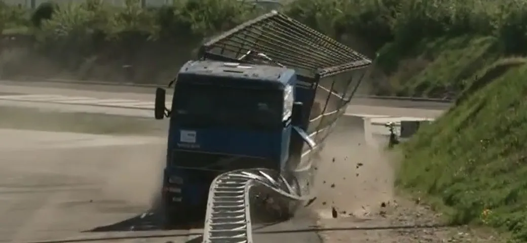 Un nuovo guardrail contiene anche i camion [VIDEO]