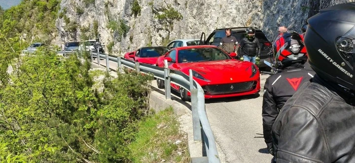 Due Ferrari bloccate su una strada di montagna: traffico in tilt